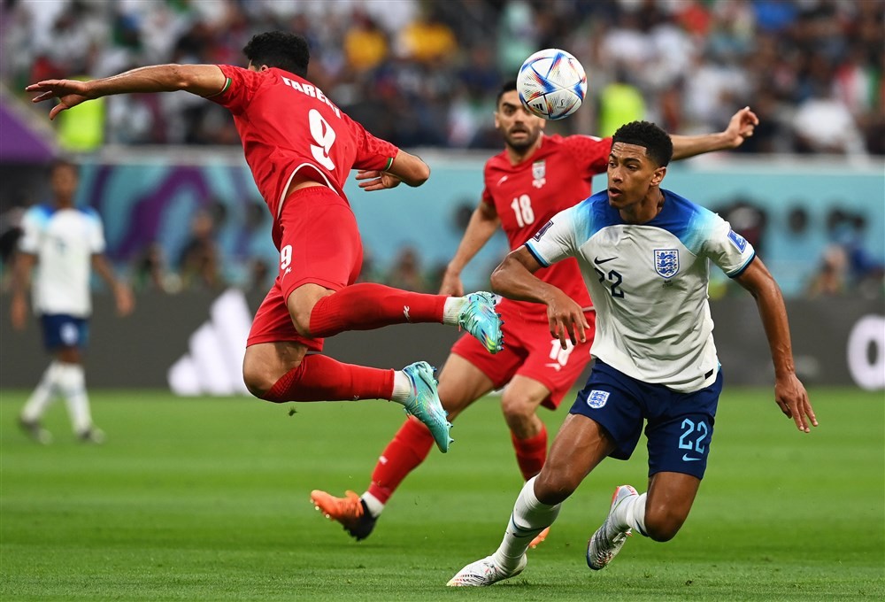 足球英超豪门逆转取胜，主帅赛后握拳怒吼