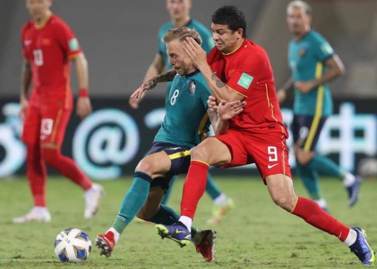 C罗被罚下后，看台上的爱尔兰球迷模仿他做出的哭泣手势