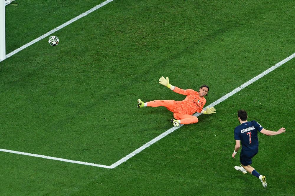 中国足协新规影响中超亚冠竞争，女足面临资金压力，外援政策收紧，挑战加剧。